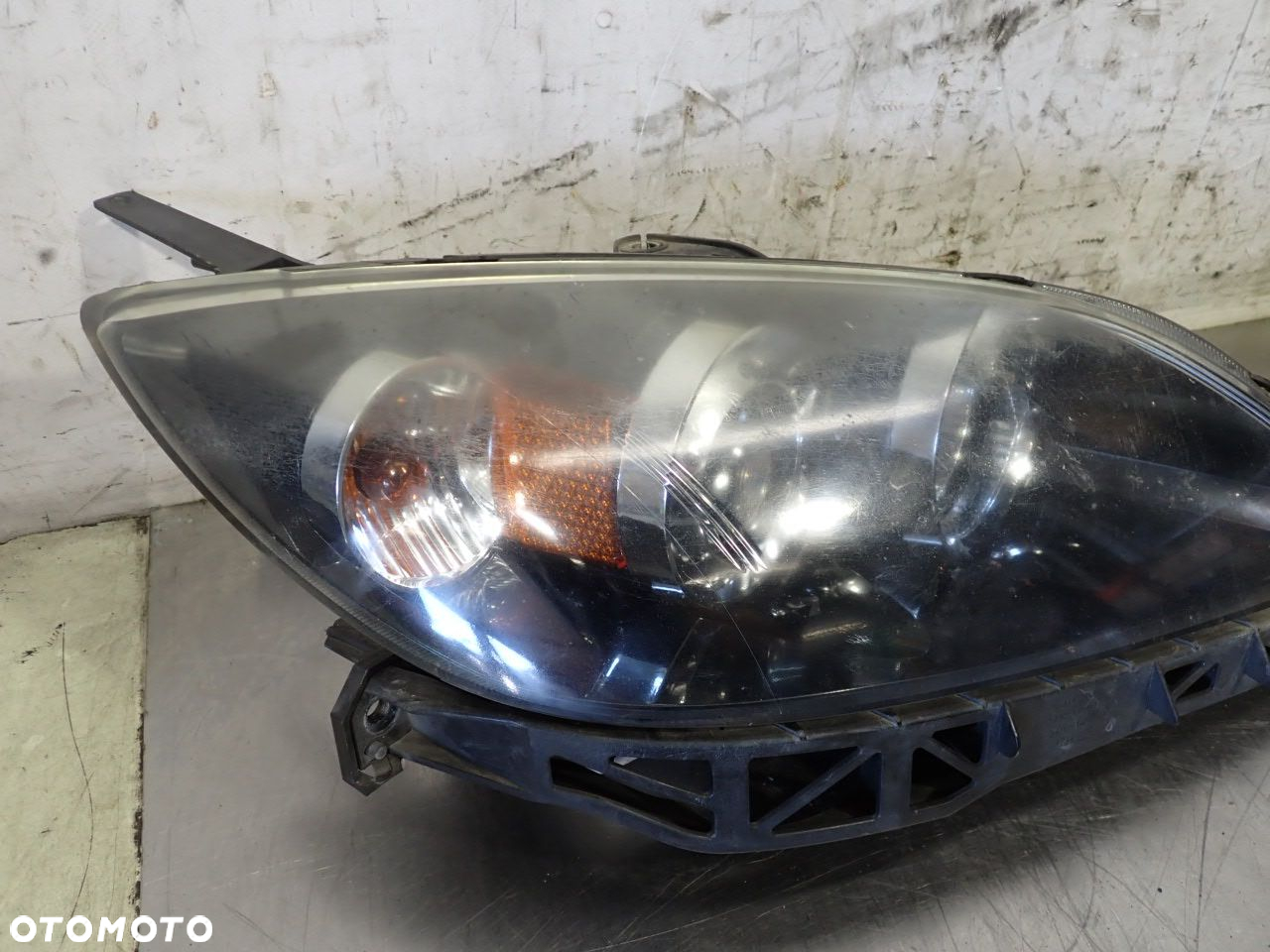 LAMPA PRAWA PRZEDNIA XENON MAZDA 3 1.6 - 3