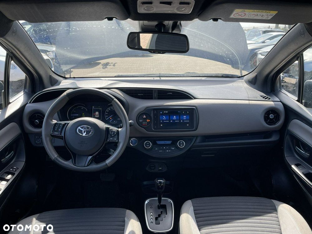 Toyota Yaris Hybrid 100 Dynamic - 8