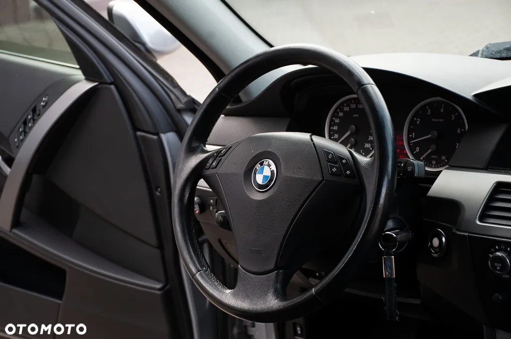 BMW Seria 5 525i Touring - 29