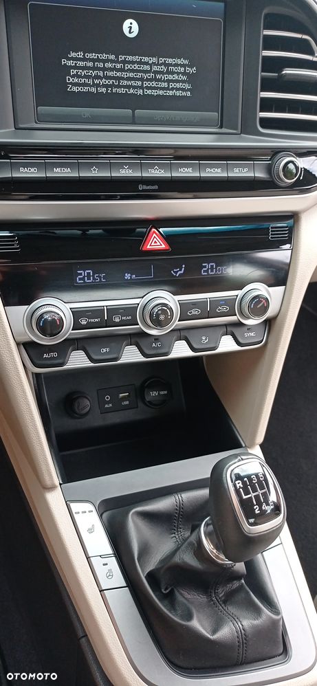 Hyundai Elantra 1.6 Comfort - 16