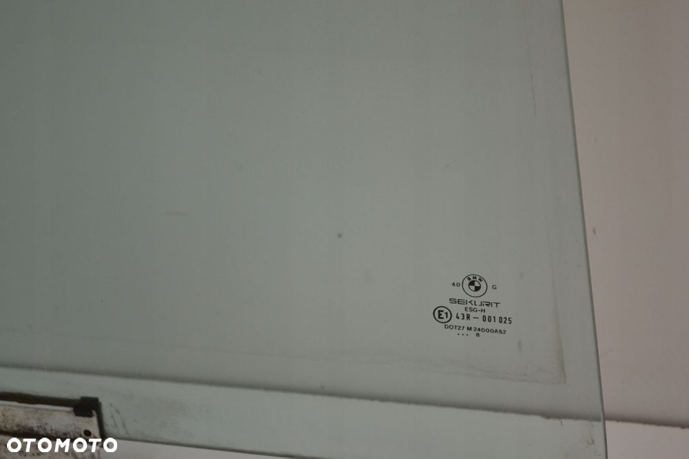 BMW E32 SZYBA BOCZNA PRAWA TYŁ - 2