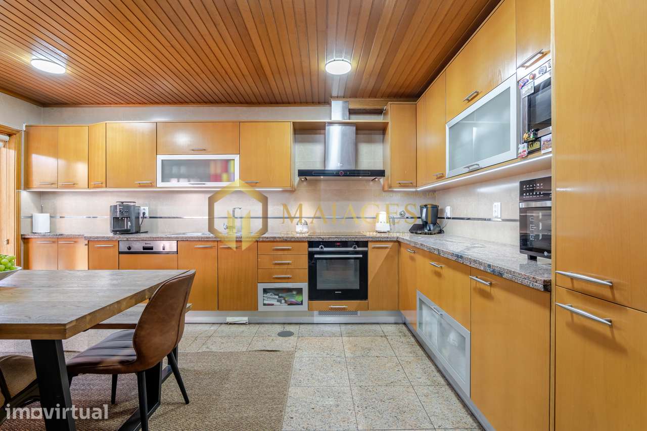 Moradia T5 com Piscina e Jardim em Perosinho - Grande imagem: 2/56