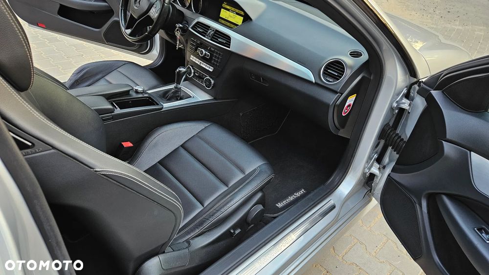 Mercedes-Benz Klasa C 180 CGI BlueEff - 25