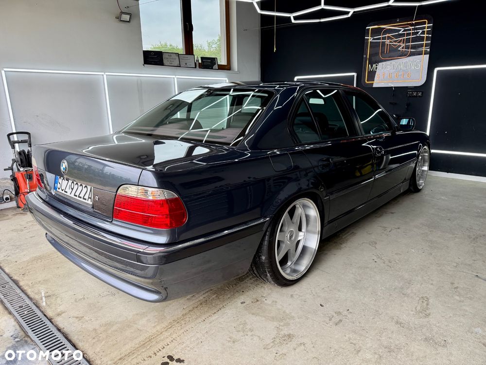 BMW Seria 7 740i V8 - 8