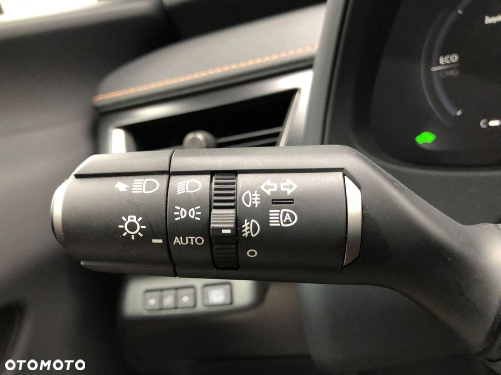 Lexus UX 300h F Sport Design - 33