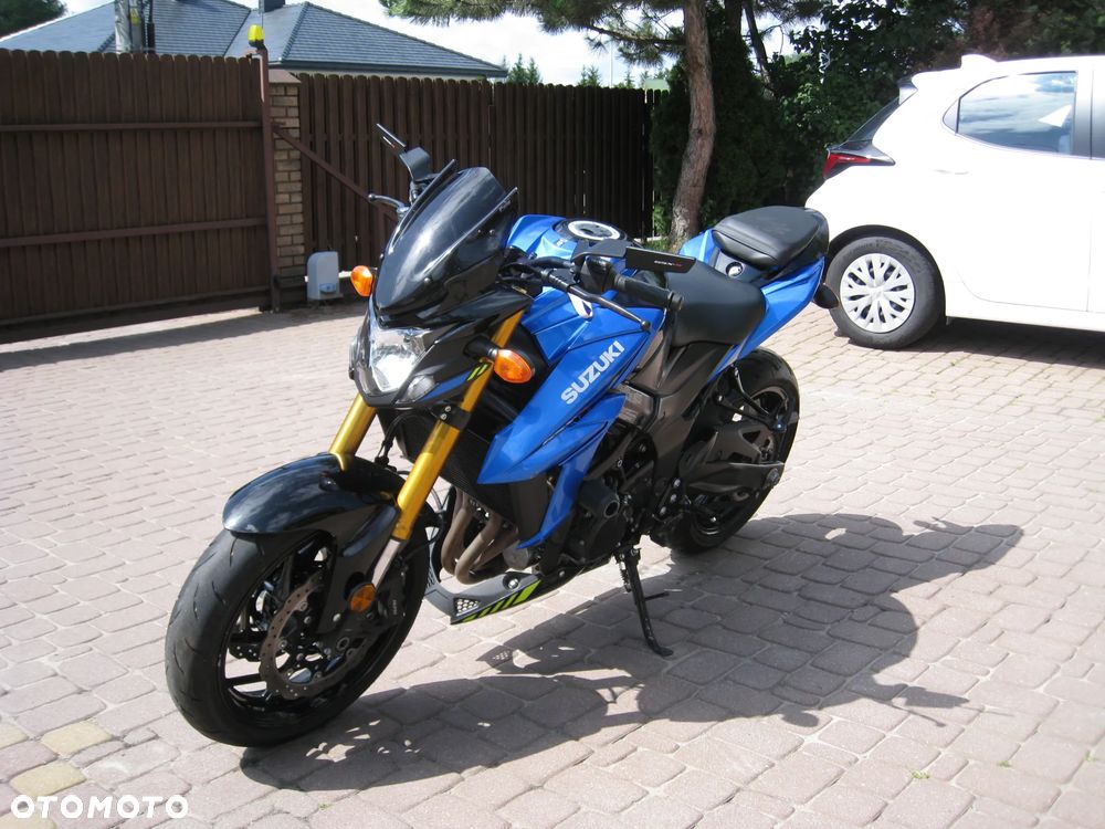 Suzuki GSX - 16