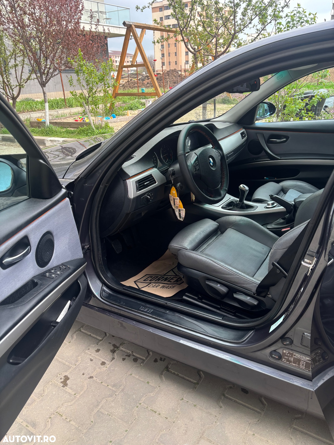 BMW Seria 3 318d Touring - 10