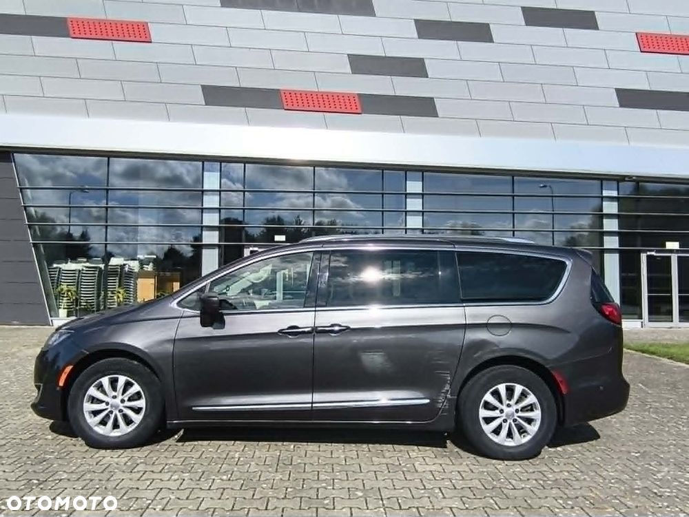 Chrysler Pacifica - 10