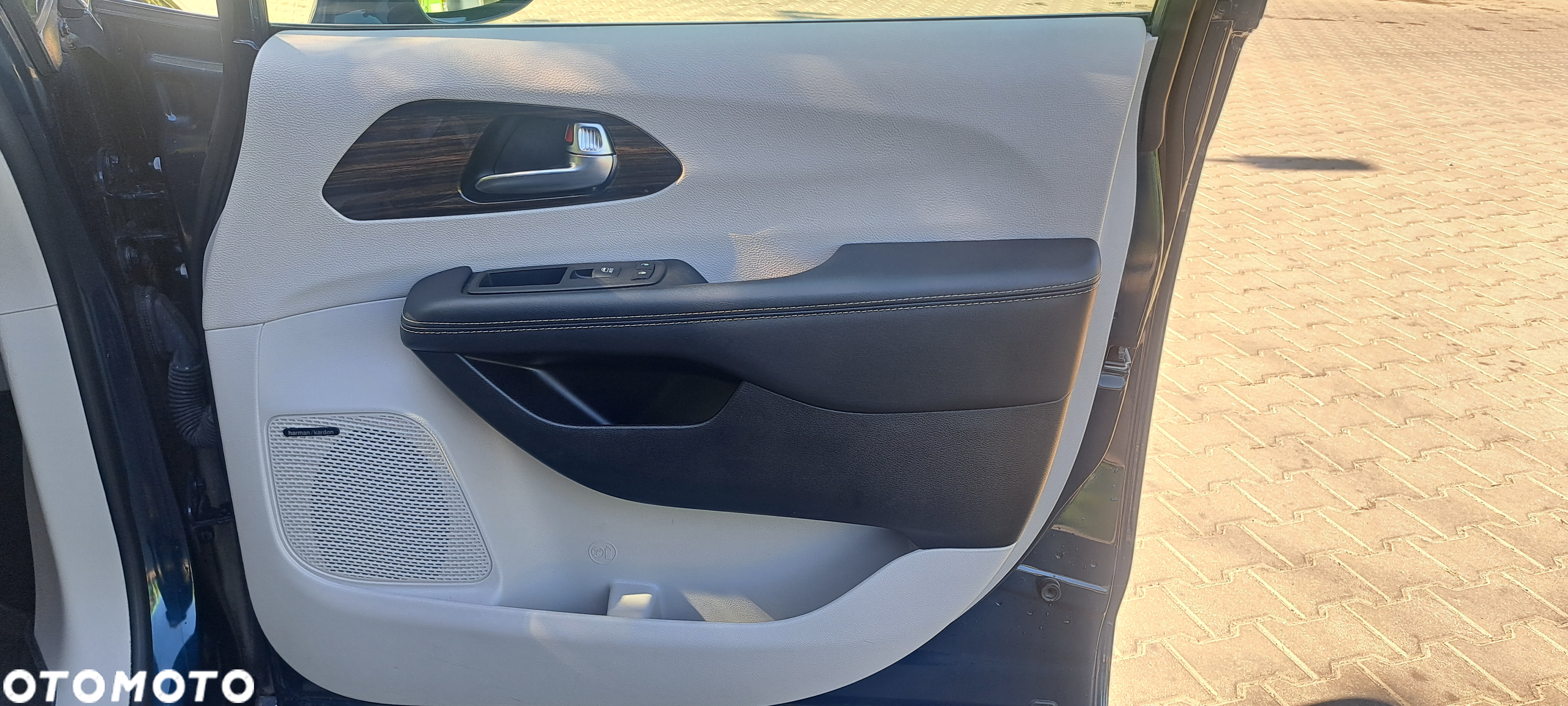 Chrysler Pacifica - 17