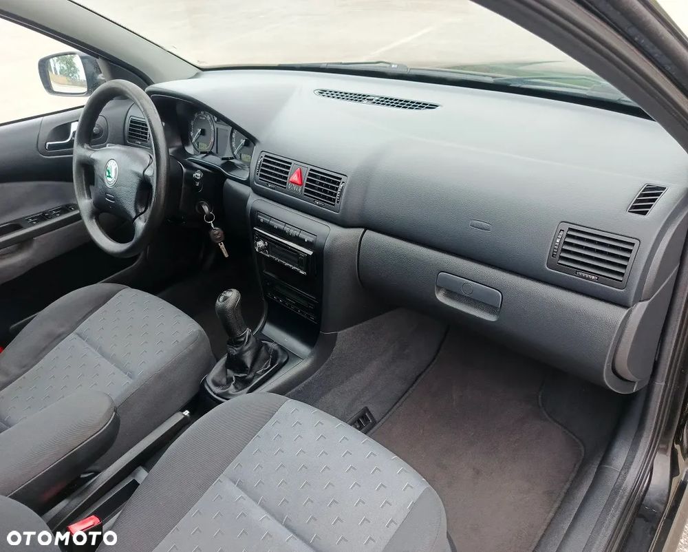 Skoda Octavia 1.6 Combi Ambiente - 15
