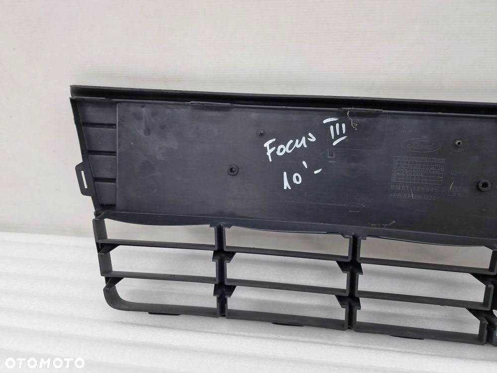 FORD FOCUS MK3 10- BEZ PDC , KRATKA ŚRODKOWA ZDERZAKA PRZEDNIEGO , NR BM51-17K945-B / BM51-17K945-A , NR AUKCJI K311 - 14