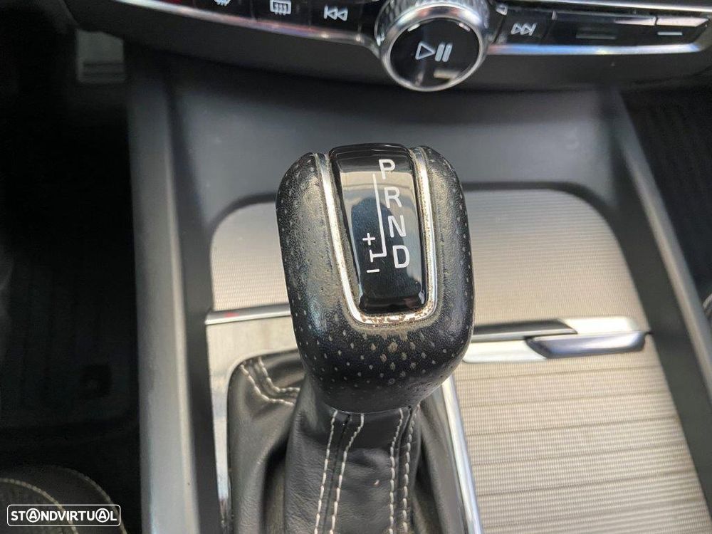 Volvo XC 60 2.0 D4 R-Design Geartronic - 17