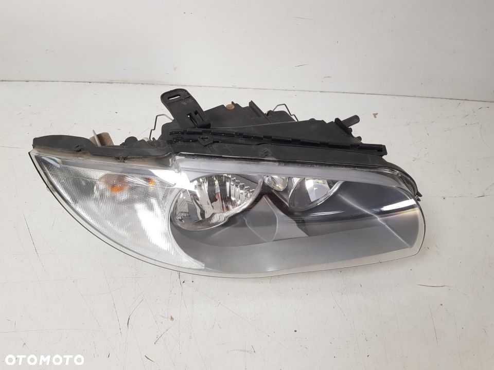 BMW 1 E81 E87 E82 LIFT LCI 04-11 LAMPA PRAWA PRZEDNIA PRZÓD ZWYKŁA IGŁA 7249650 - 2