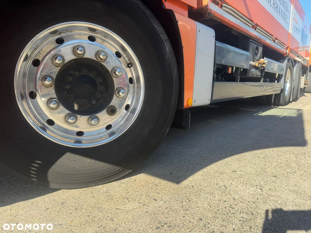 MAN TGX 26.480 • HDS Atlas 145.2 •Oś podnoszona i skrętna 426 tys. km - Zestaw z przyczepą Schwarzmüller Oś przednia – resory piórowe, tylna – pneumatyka • - 24