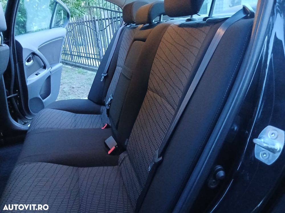 Toyota Avensis 1.6 Executive - 11