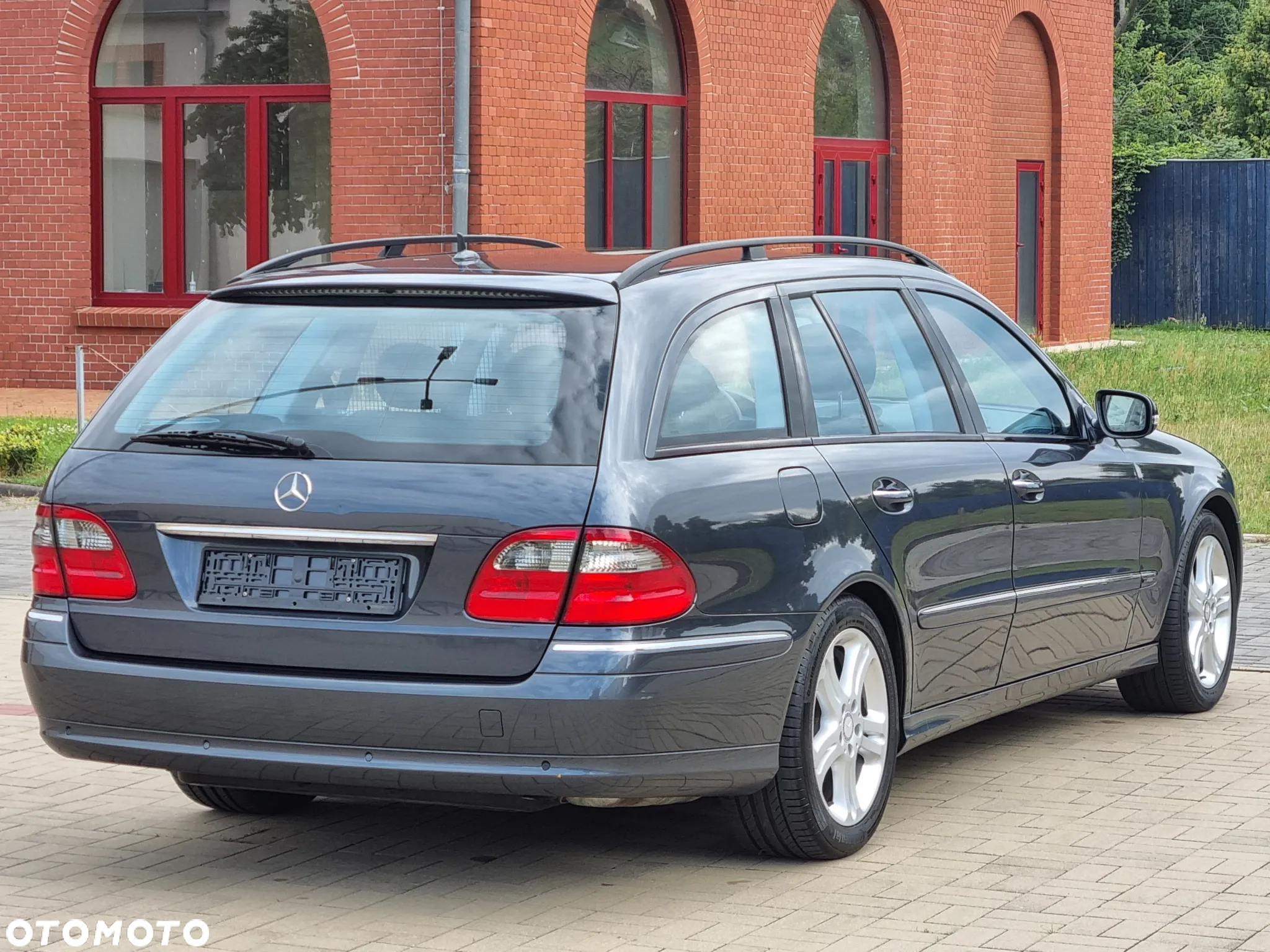 Mercedes-Benz Klasa E 200 T BlueEFFICIENCY 7G-TRONIC Avantgarde - 3