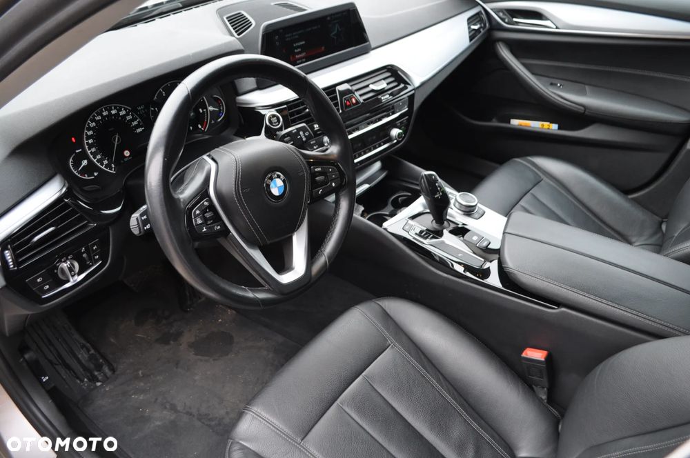 BMW Seria 5 520d xDrive Touring - 9