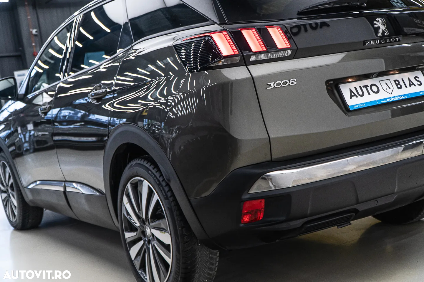 Peugeot 3008 1.2 PureTech Turbo S&S EAT8 Allure - 31