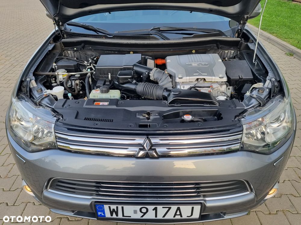 Mitsubishi Outlander Instyle NAVI + - 33
