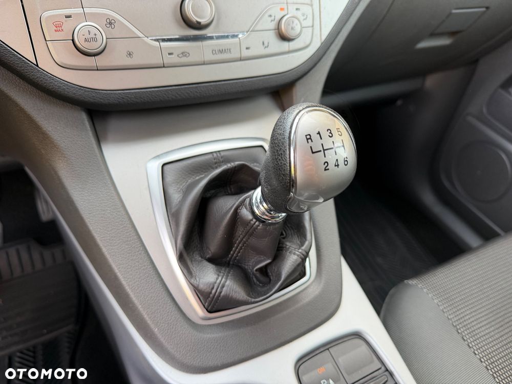Ford Kuga 2.0 TDCi 2x4 Titanium - 20