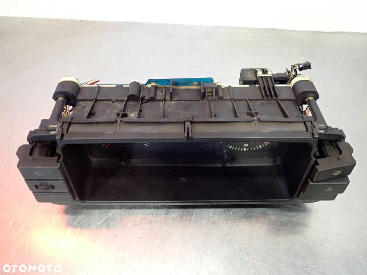 LICZNIK AUDI 80 B2 81117331   81117332 - 5