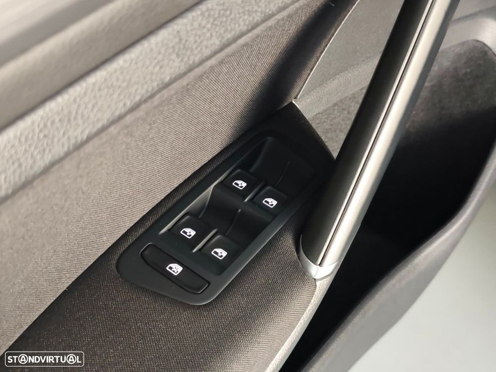 VW Golf 1.0 TSI Confortline DSG - 37