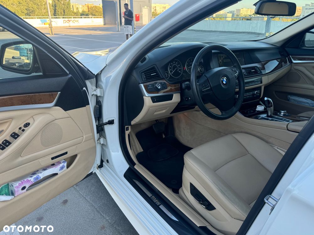 BMW Seria 5 528i xDrive - 10