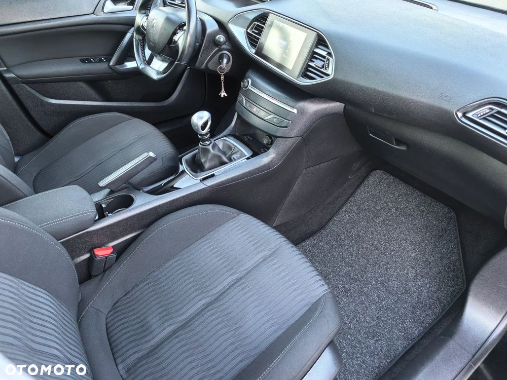 Peugeot 308 1.6 BlueHDi Allure S&S - 17