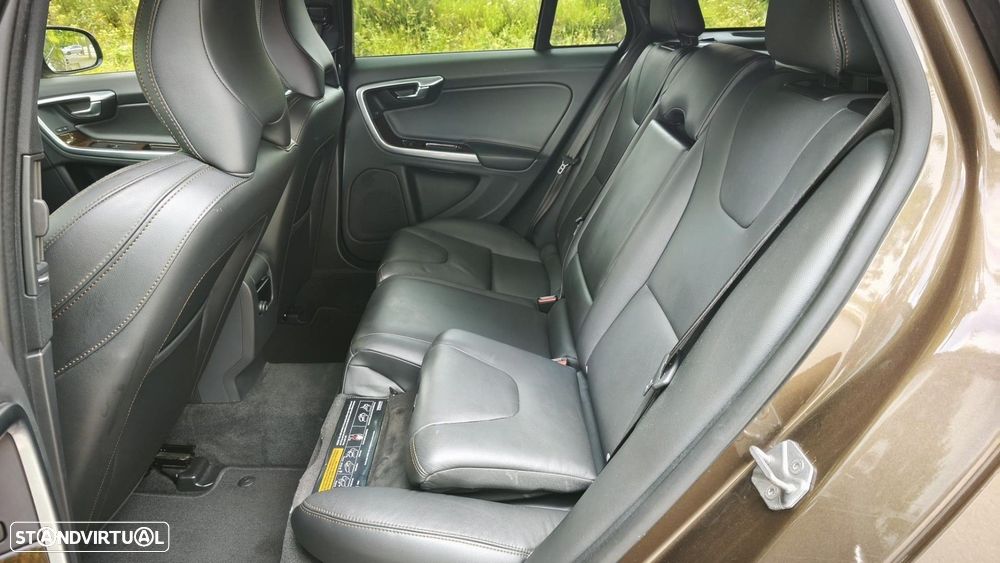 Volvo V60 Cross Country 2.0 D3 Summum Geartronic - 15