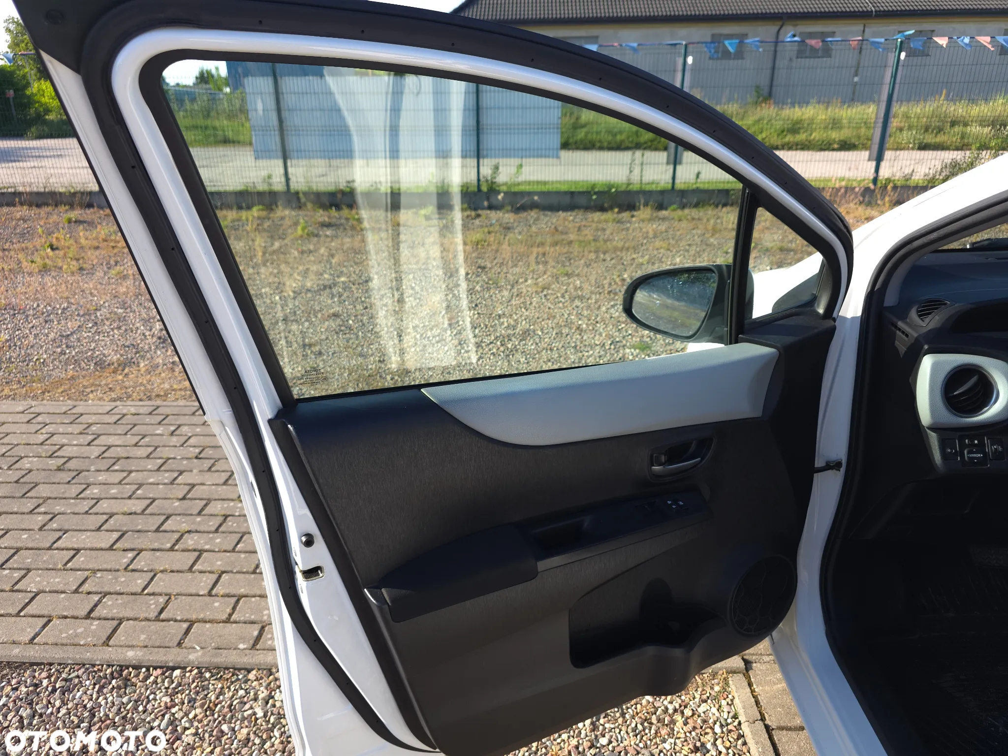 Toyota Yaris Hybrid 100 Premium - 17