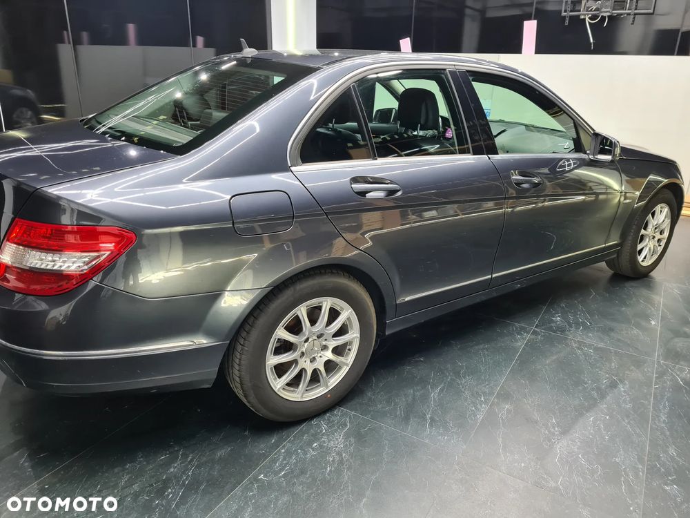 Mercedes-Benz Klasa C 180 BlueEFFICIENCY Avantgarde - 2
