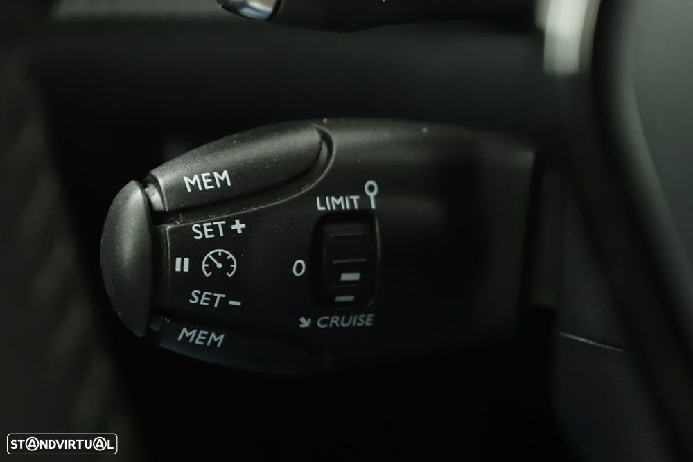 Peugeot 2008 1.2 PureTech Allure EAT8 - 18