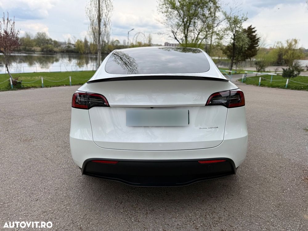 Tesla Model Y - 10