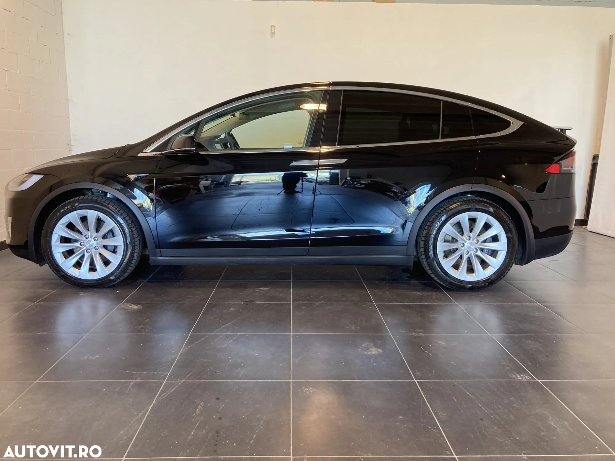 Tesla Model X - 5