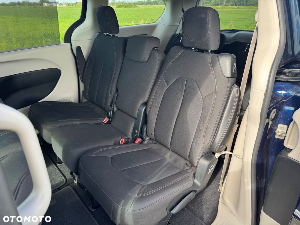 Chrysler Pacifica - 16