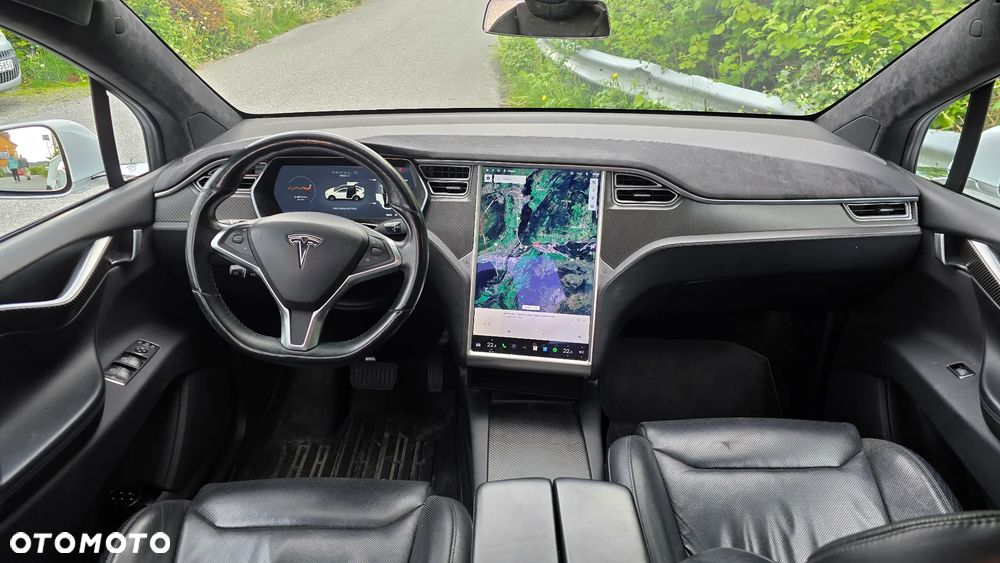 Tesla Model X - 17