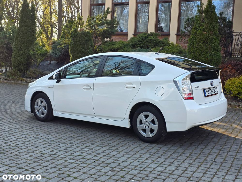Toyota Prius (Hybrid) - 28