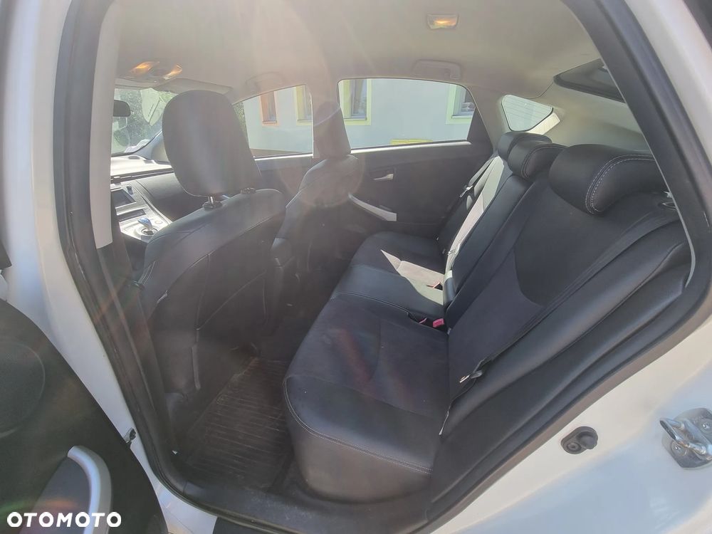 Toyota Prius (Hybrid) Executive - 16