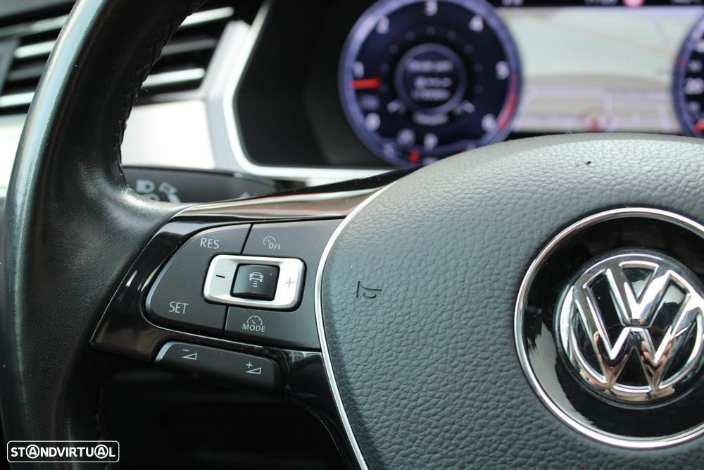 VW Passat Variant 1.6 TDI Highline DSG - 23