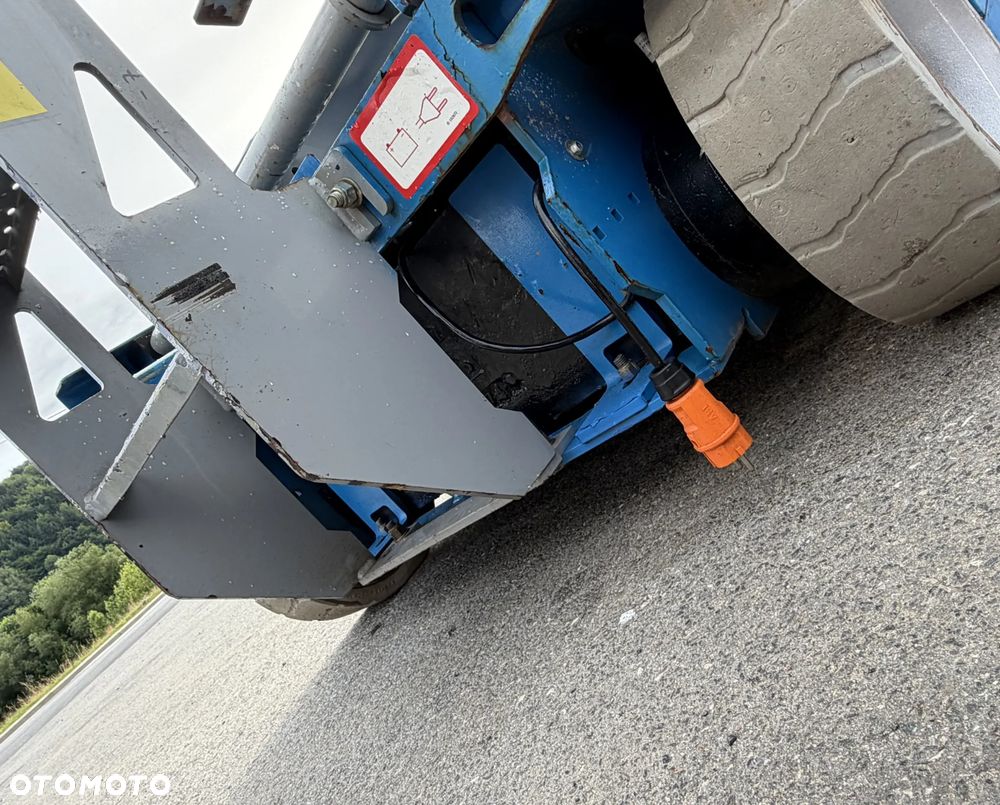 Genie GS-4047. Zwyżka Platforma Nożycowa 14 metrów wysokość robocza. Podnośnik przywieziony z Norwegii praktycznie zerowe zużycie. Pracował w urzędzie komunalnym 1 raz w roku okres świąteczny! Udzwig 380 kg. Rozsuwany Balkon. Sterowanie góra dół. Akumlatory w świetnej kondycji z 2024 roku. Wielka Okazja! - 25