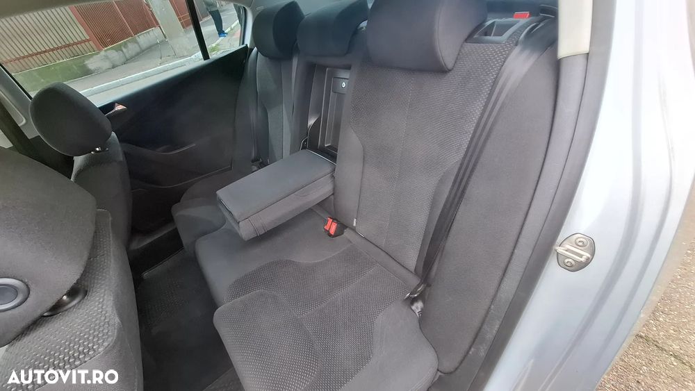 Volkswagen Passat 1.6 FSI Comfortline - 7