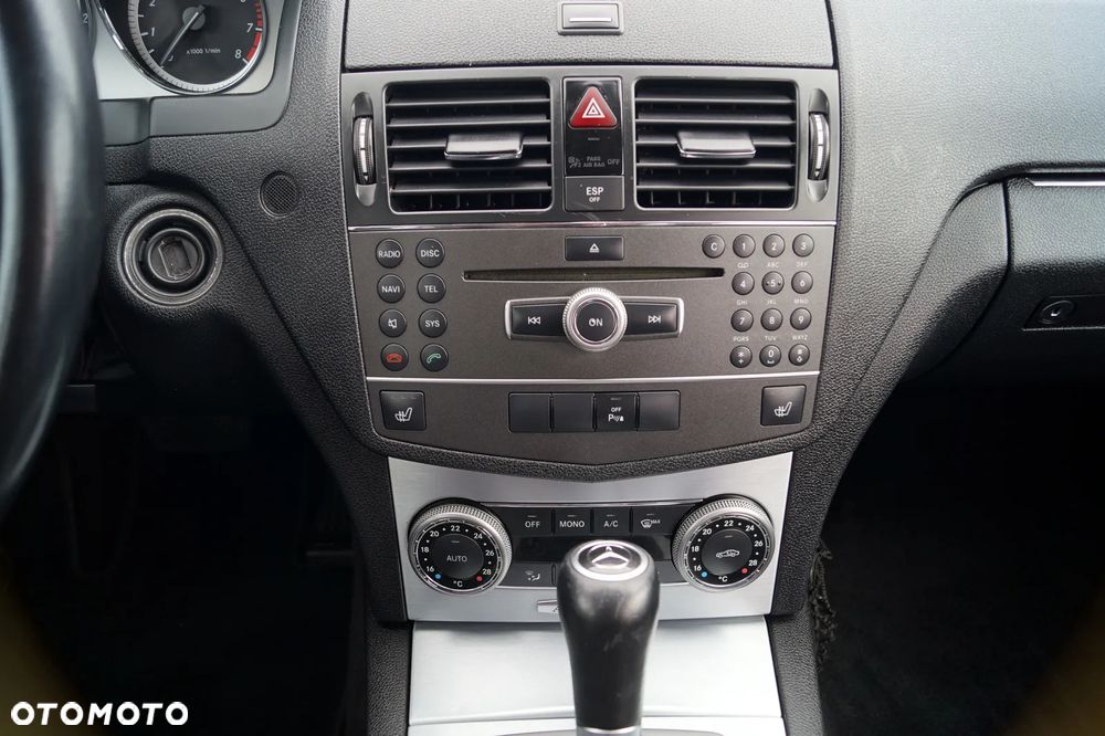 Mercedes-Benz Klasa C 180 CGI Automatik BlueEFFICIENCY Avantgarde - 27
