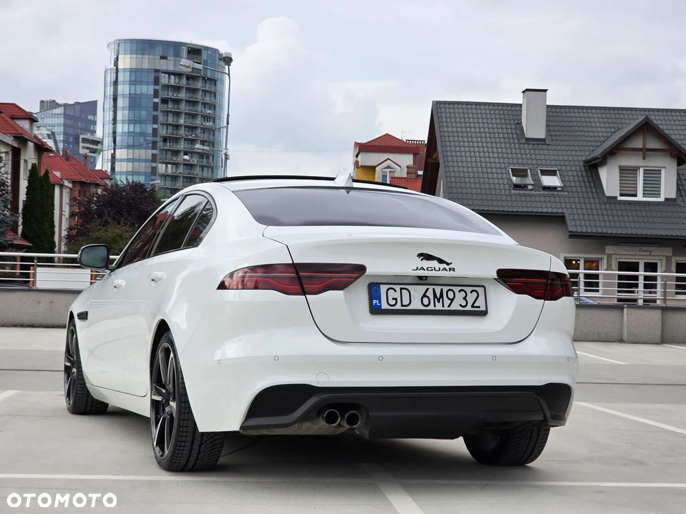 Jaguar XE 2.0 D180 R-Dynamic S - 24