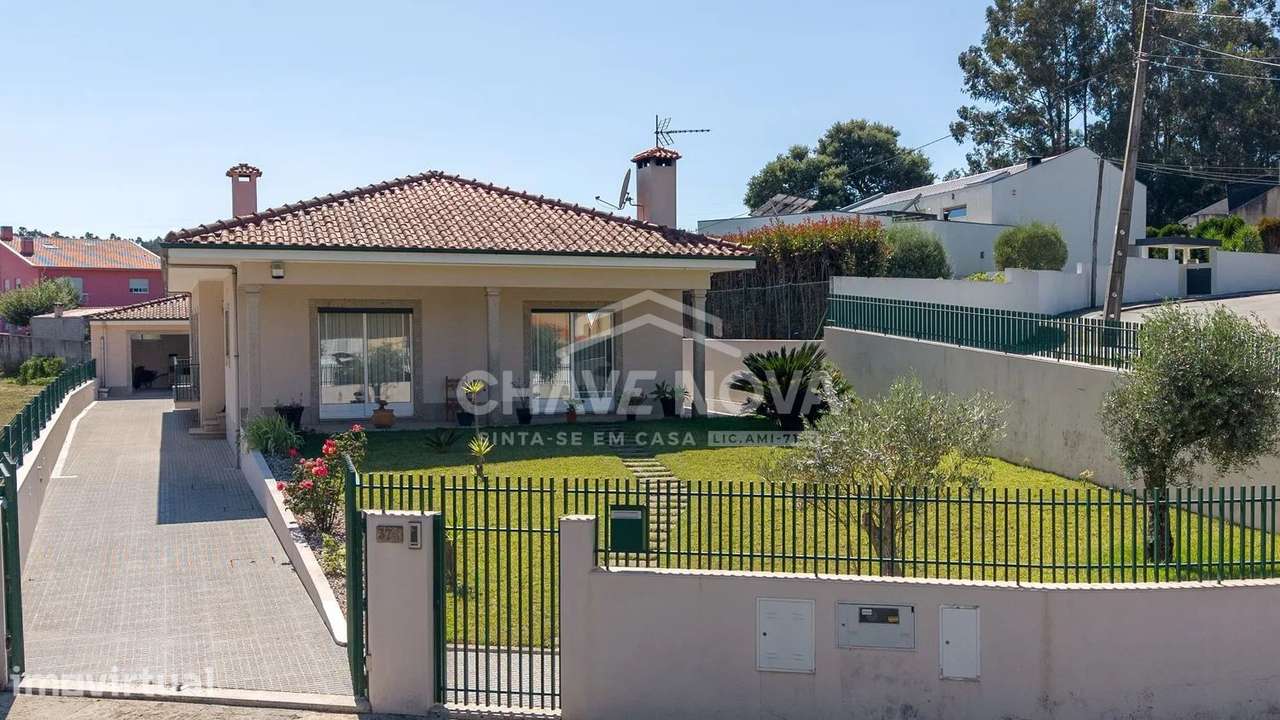 Moradia T4 Térrea de 4 Frentes com Amplo Terreno, Cave e Garagem - Grande imagem: 3/25