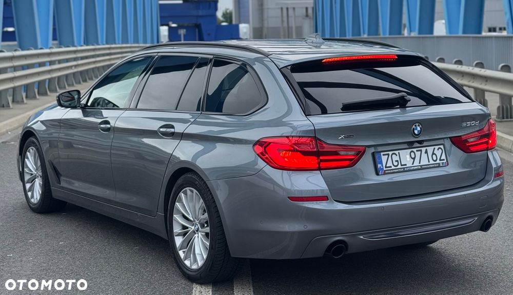 BMW Seria 5 530d xDrive Touring - 11