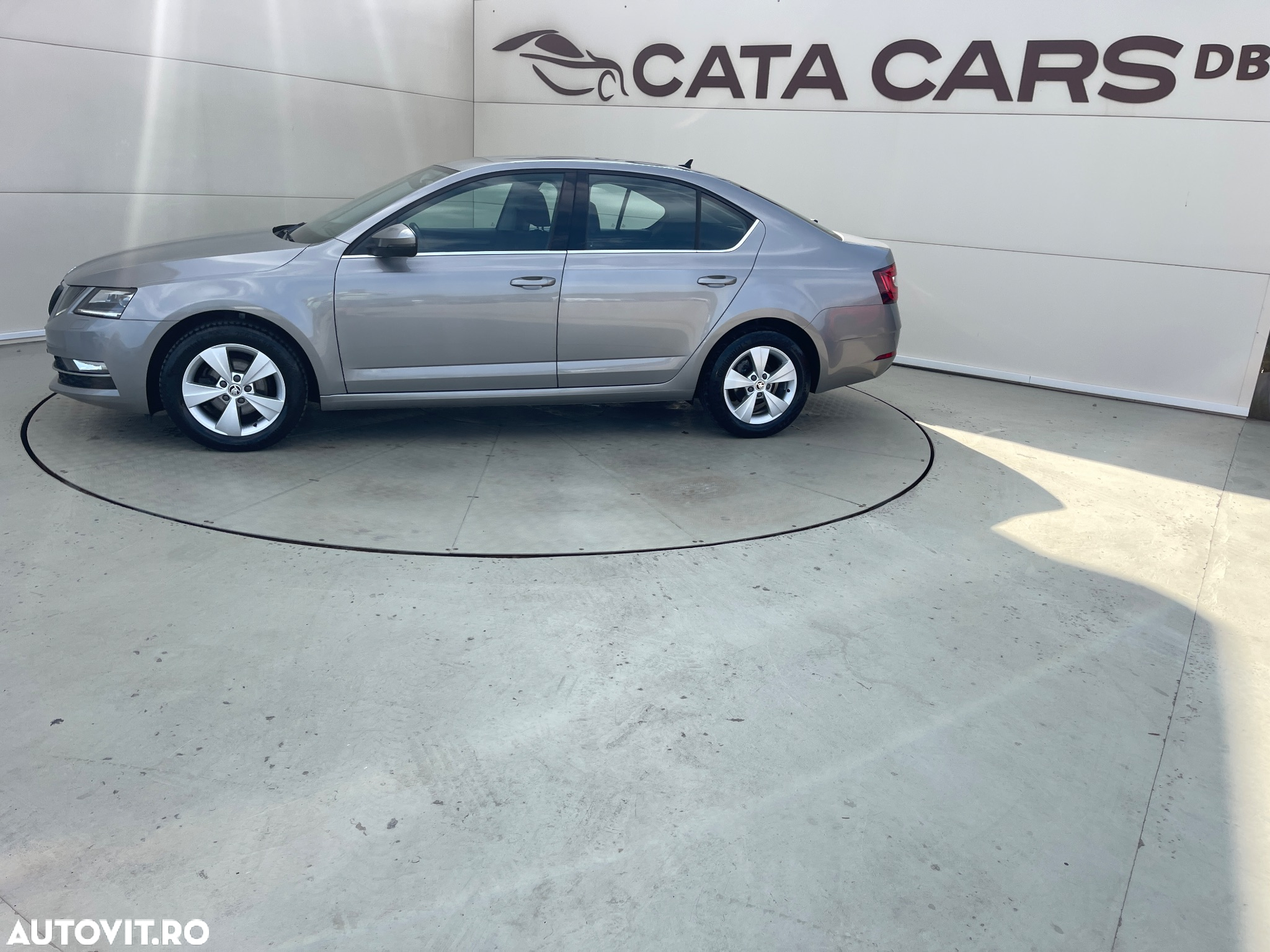 Skoda Octavia 1.6 TDI DSG Style - 6