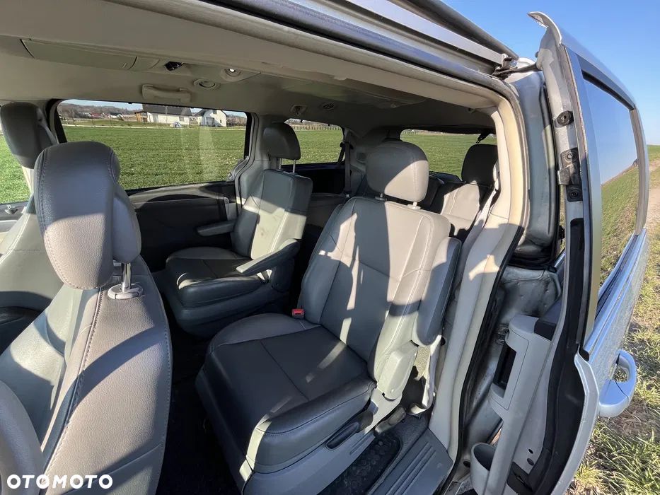 Volkswagen Routan - 3