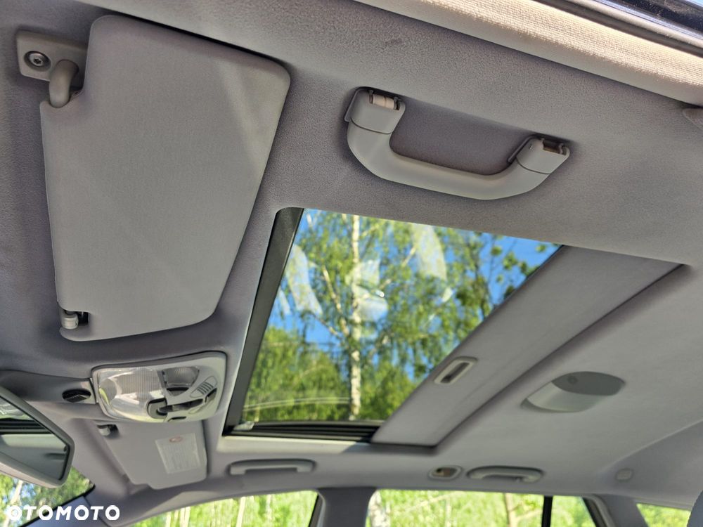 Mercedes-Benz Klasa C 320 4Matic Avantgarde Sport Edition - 40