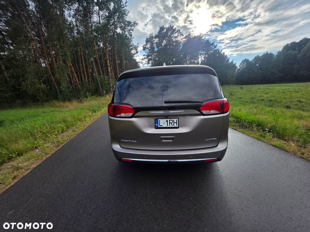 Chrysler Pacifica - 5