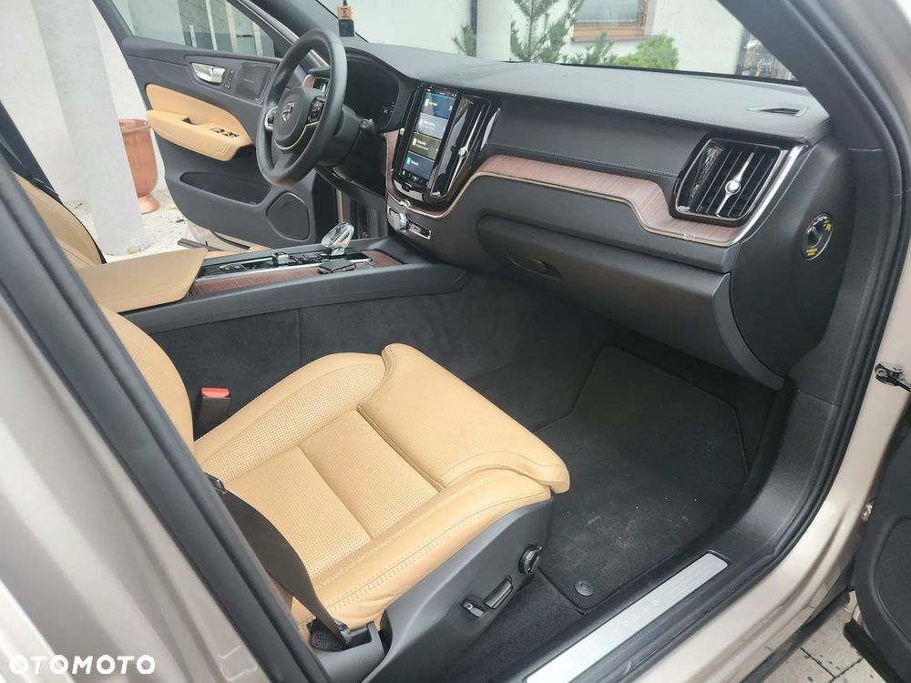 Volvo XC 60 B4 D AWD Ultimate Dark - 17